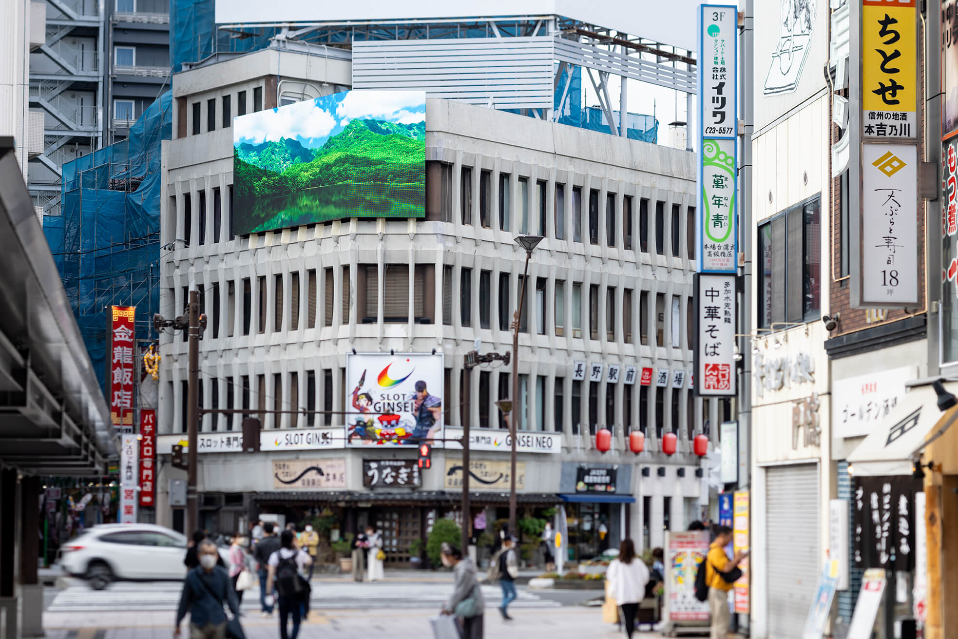 長野駅善光寺口を出た先の交差点の写真