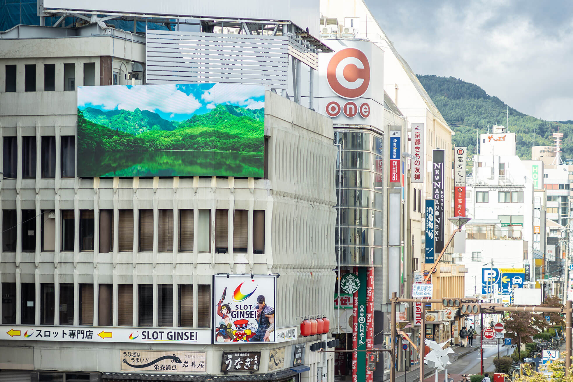 長野駅前のビルの写真